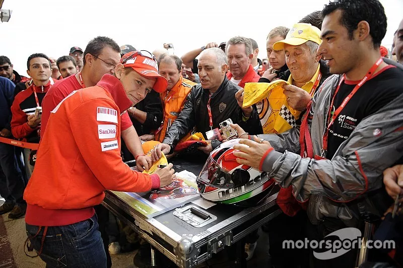 Casey Stoner firma de aut&oacute;grafos