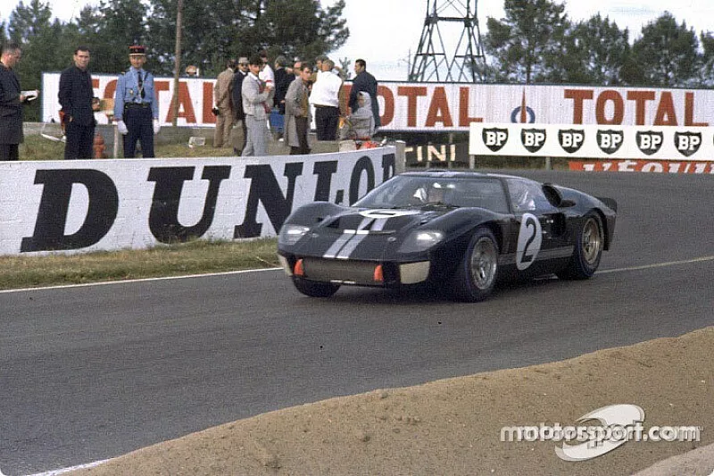 Ford's eerste overwinning in de 24 uur van Le Mans, 1966: de winnende Ford GT-40 Mark II bestuurd do