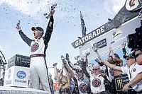 Kevin Harvick llega tres victorias al hilo tras ganar en Phoenix