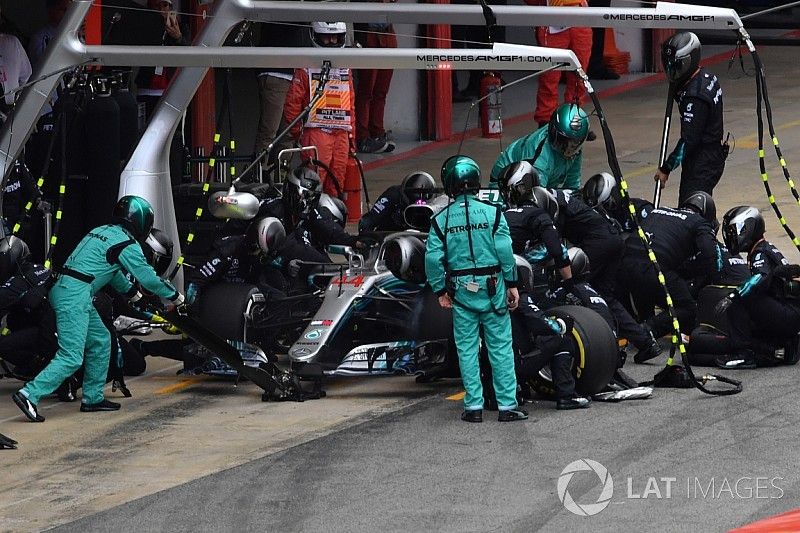 Lewis Hamilton, Mercedes-AMG F1 W09 pit stop