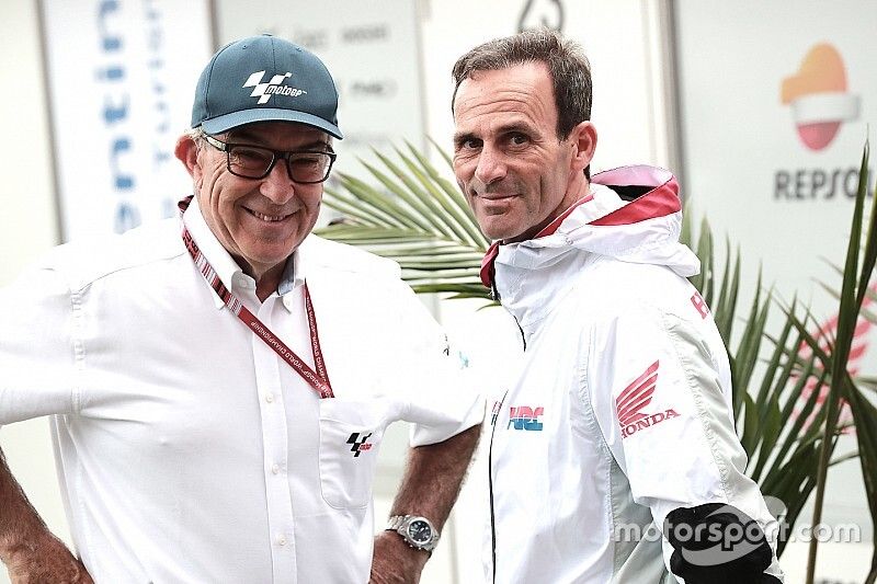 Carmelo Ezpeleta, director general de Dorna Sports, Alberto Puig, director del equipo Repsol Honda T