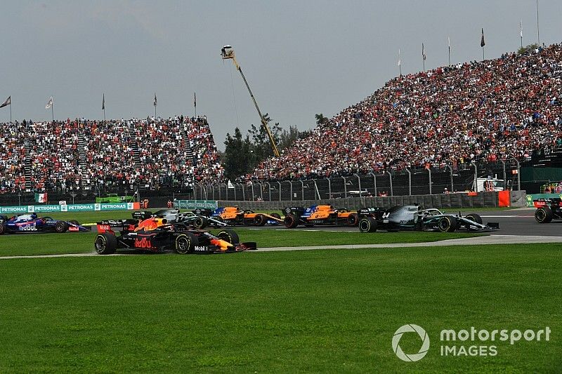 Lewis Hamilton, Mercedes AMG F1 W10, Alexander Albon, Red Bull RB15, Carlos Sainz Jr., McLaren MCL34, Lando Norris, McLaren MCL34, y el resto en la salida, ya que Max Verstappen, Red Bull Racing RB15, se va de largo