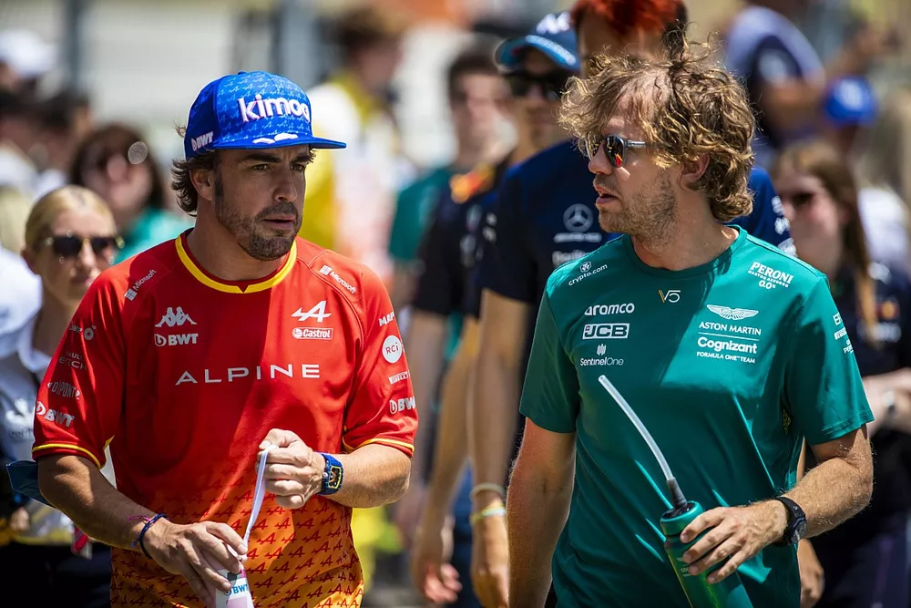 Fernando Alonso, Alpine A522 y Sebastian Vettel, Aston Martin AMR22, en el desfile de pilotos  