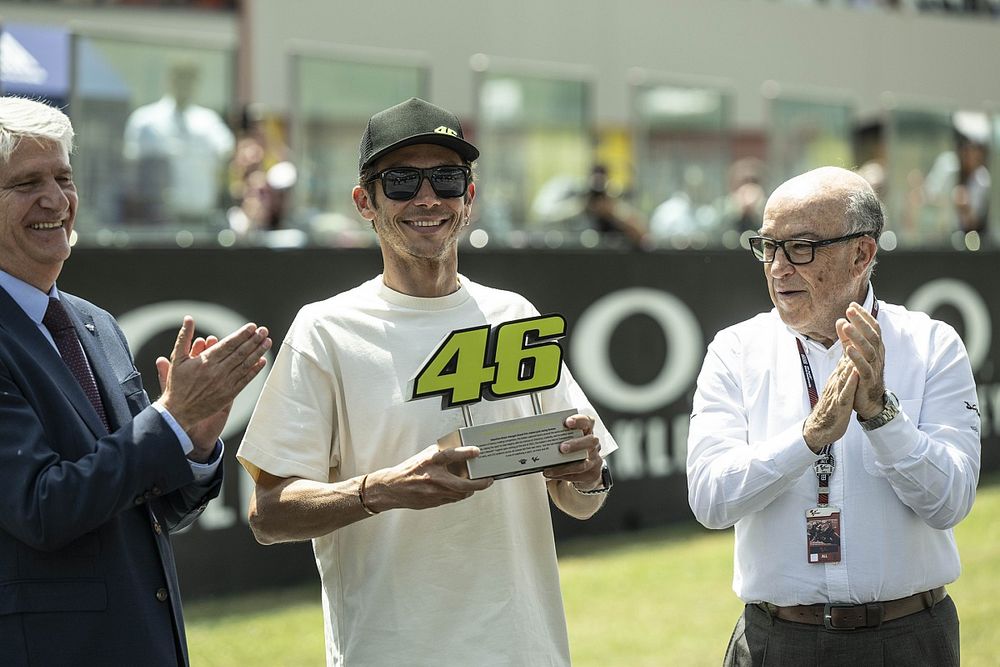 Valentino Rossi, retira su n&uacute;mero 46 con Carmelo Ezpeleta, CEO de Dorna
