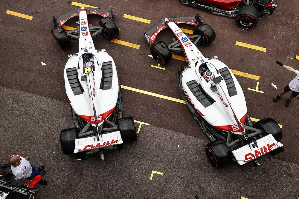 Mick Schumacher, Haas VF-22, y Kevin Magnussen, Haas VF-22, en el pit lane