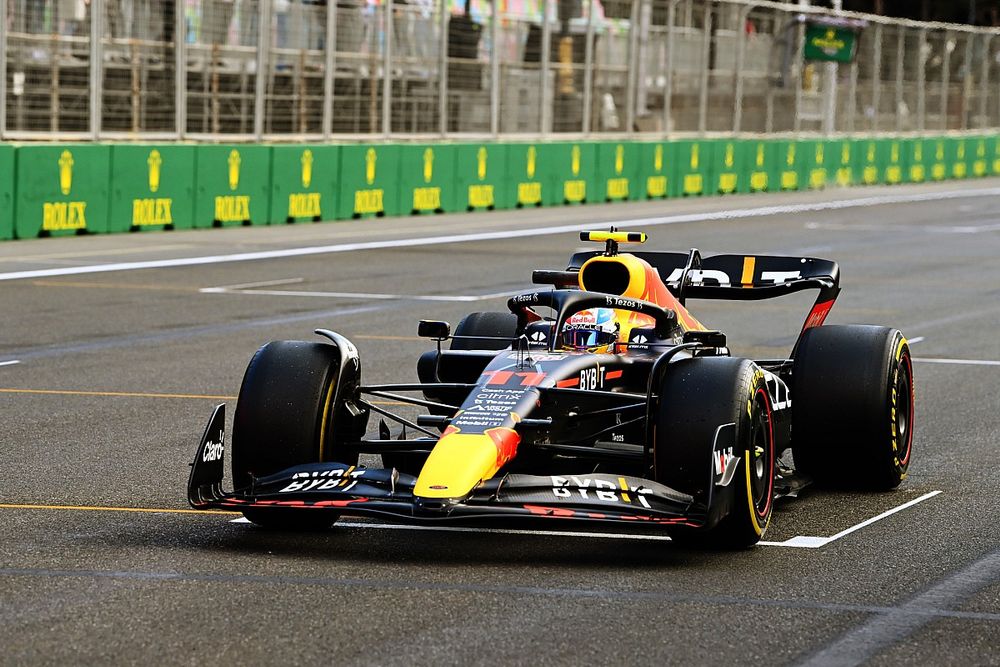 Sergio Perez, Red Bull Racing RB18, practices his start procedure at the end of FP2