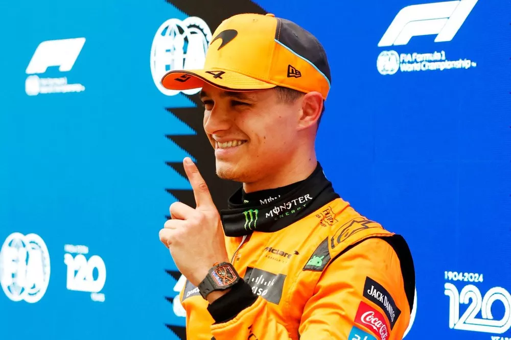 Lando Norris, da equipe McLaren F1 Team, comemora a pole da Sprint