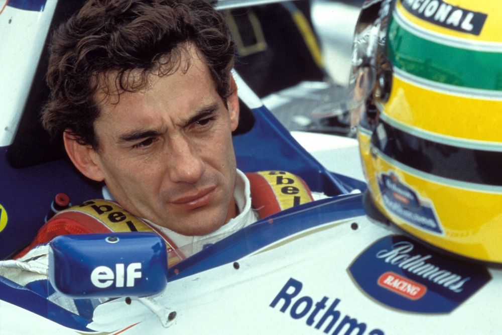 Ayrton Senna sentou-se em seu Williams FW16 Renault no grid antes de sua trágica última corrida. Seu capacete fica acima do painel do carro