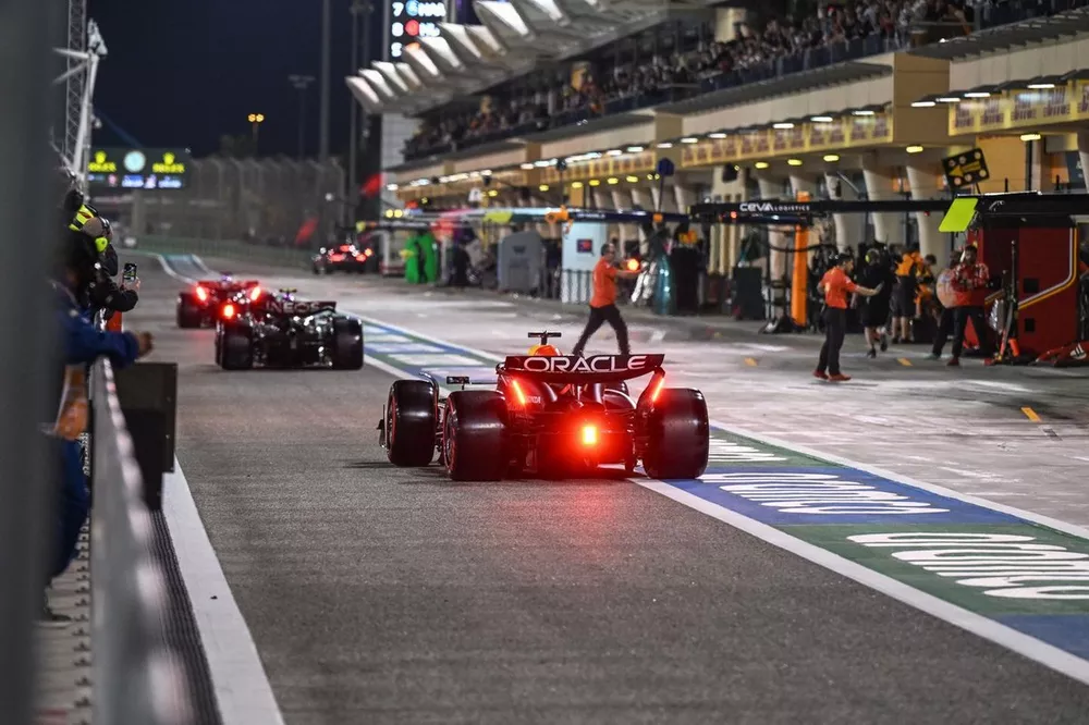 Max Verstappen, Red Bull Racing RB20 en boxes 