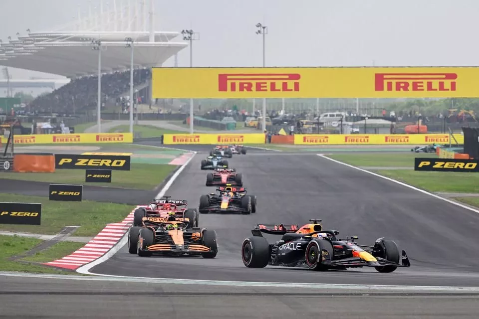 Max Verstappen, Red Bull Racing RB20, Lando Norris, McLaren MCL38, Charles Leclerc, Ferrari SF-24, de rest van het veld