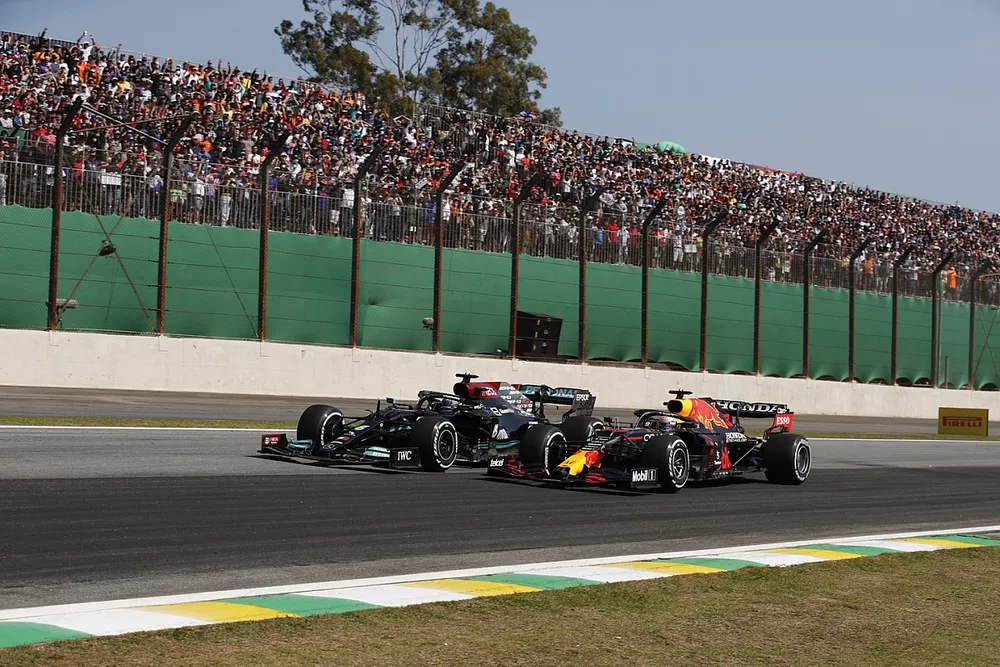 Max Verstappen, Red Bull Racing RB16B, lucha con Lewis Hamilton, Mercedes W12