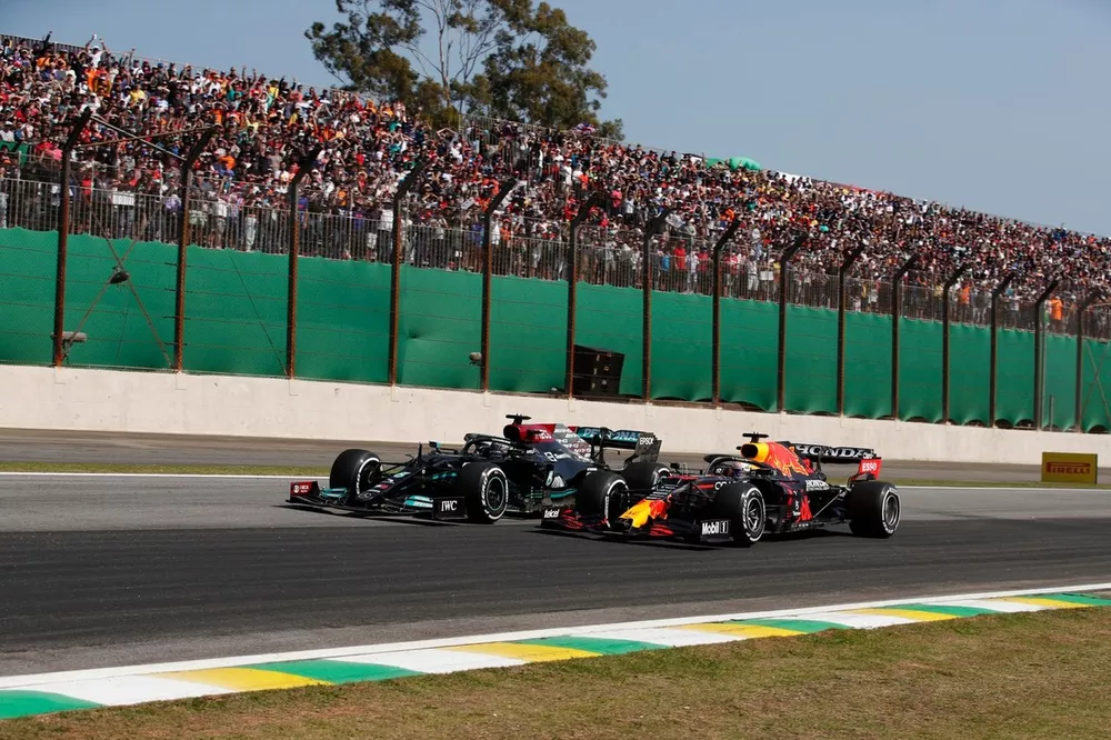 Max Verstappen, Red Bull Racing RB16B, lucha con Lewis Hamilton, Mercedes W12