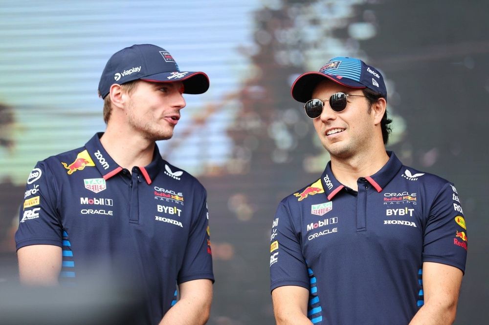  Max Verstappen y Sergio Pérez, Red Bull Racing, en el Fan Forum