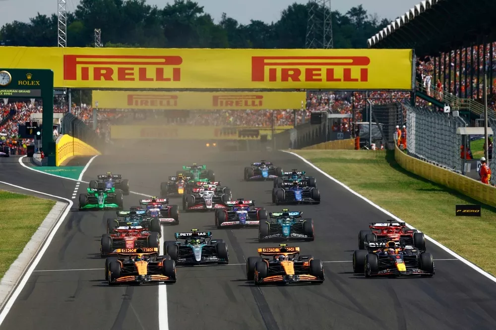 Lando Norris, McLaren MCL38, Max Verstappen, Red Bull Racing RB20, Oscar Piastri, McLaren MCL38, Lewis Hamilton, Mercedes F1 W15, Charles Leclerc, Ferrari SF-24, Carlos Sainz, Ferrari SF-24, de rest van het veld bij de start