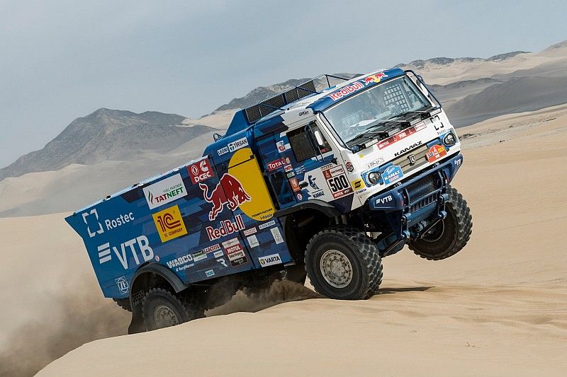 #500 Team Kamaz Master: Eduard Nikolaev, Evgeny Yakovlev, Vladimir Rybakov 
