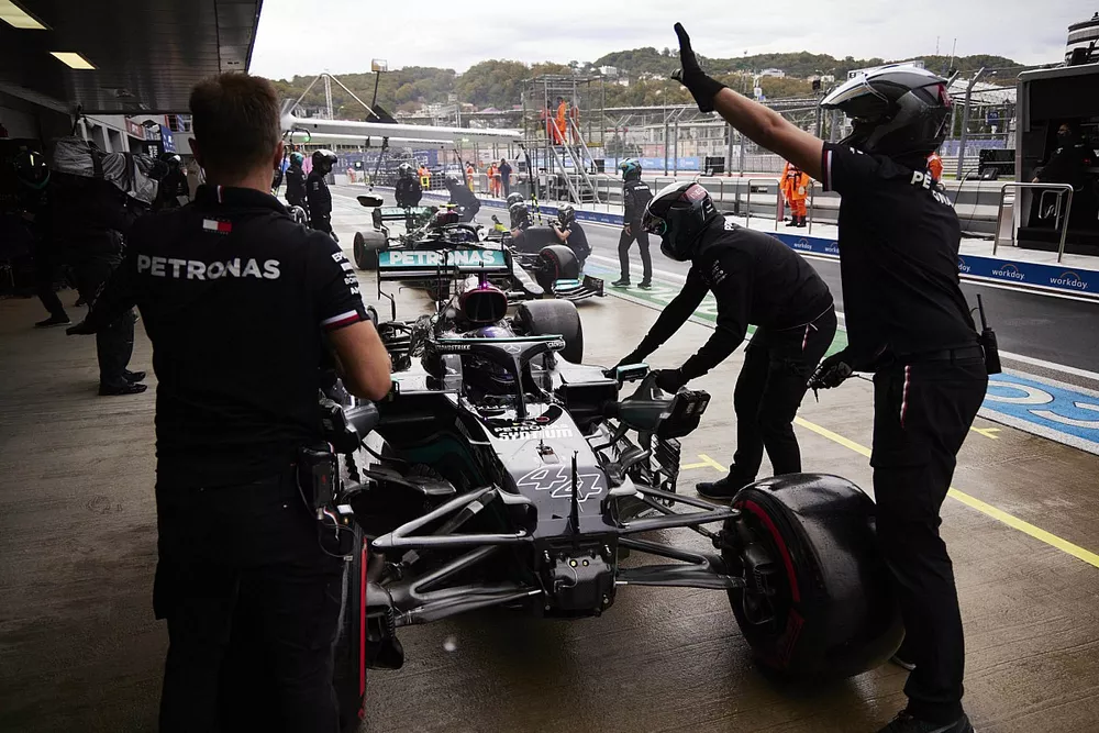 Les m&eacute;caniciens avec la monoplace endommag&eacute;e de Lewis Hamilton, Mercedes W12, pendant les qualifications