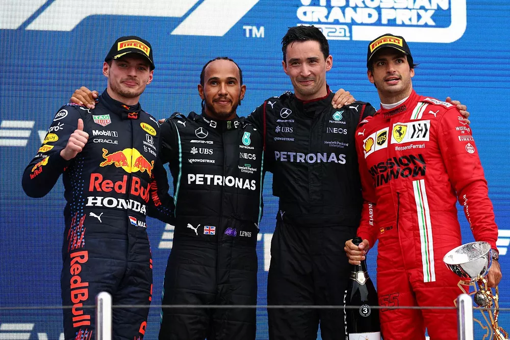 Max Verstappen, Red Bull Racing, 2nd position, Lewis Hamilton, Mercedes, 1st position, the Mercedes trophy delegate and Carlos Sainz Jr., Ferrari, 3rd position, on the podium