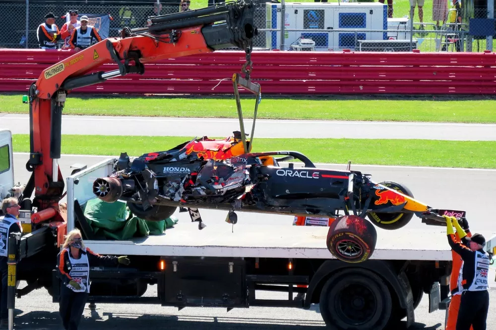 Max Verstappen, Red Bull Racing RB16B is loaded onto a truck after his crash