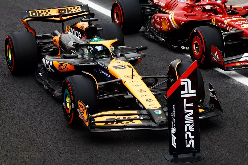 Oscar Piastri, McLaren MCL38, arrive dans le parc ferm&eacute;