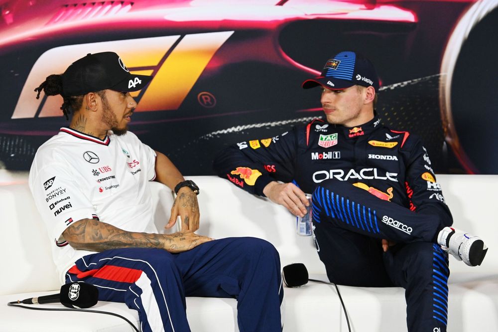 Sir Lewis Hamilton, da Mercedes-AMG F1 Team, 2º colocado, e Max Verstappen, da Red Bull Racing, 1º colocado, falam na coletiva de imprensa da Sprint Race