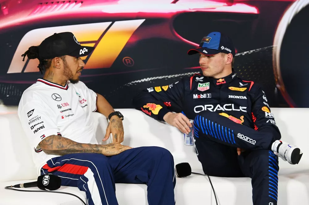 Sir Lewis Hamilton, da Mercedes-AMG F1 Team, 2&ordm; colocado, e Max Verstappen, da Red Bull Racing, 1&ordm; colocado, falam na coletiva de imprensa da Sprint Race