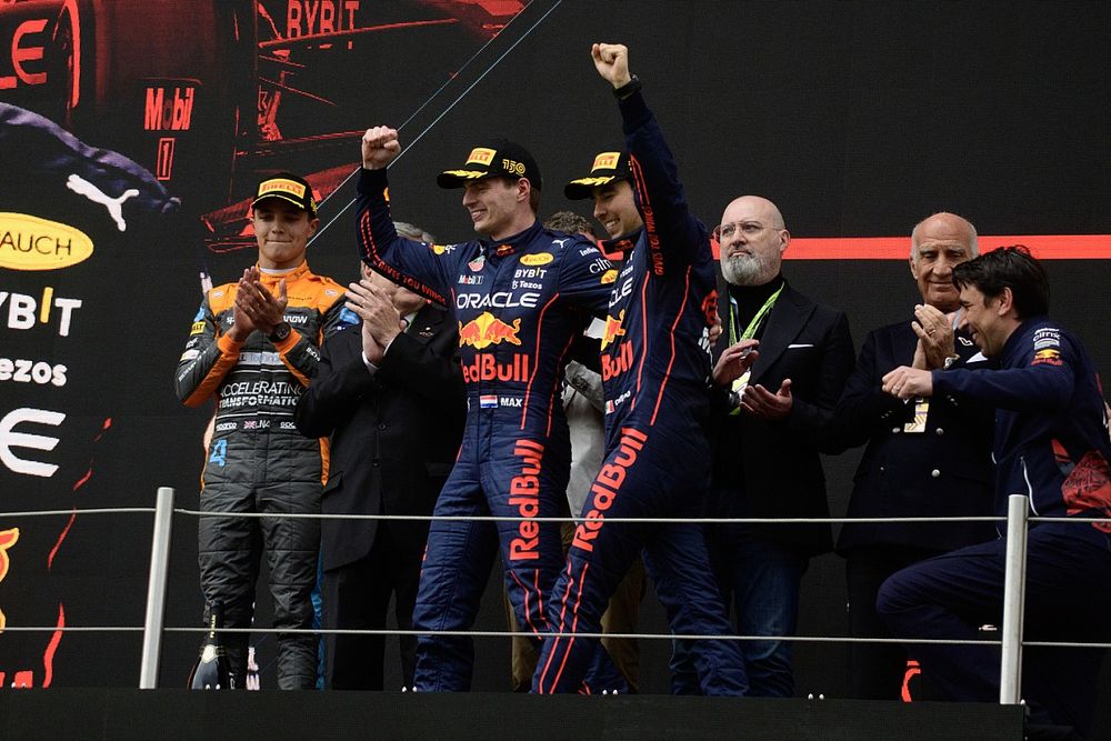 Podio: segundo lugar Sergio Pérez, Red Bull Racing, ganador Max Verstappen, Red Bull Racing, tercer lugar, Lando Norris, McLaren