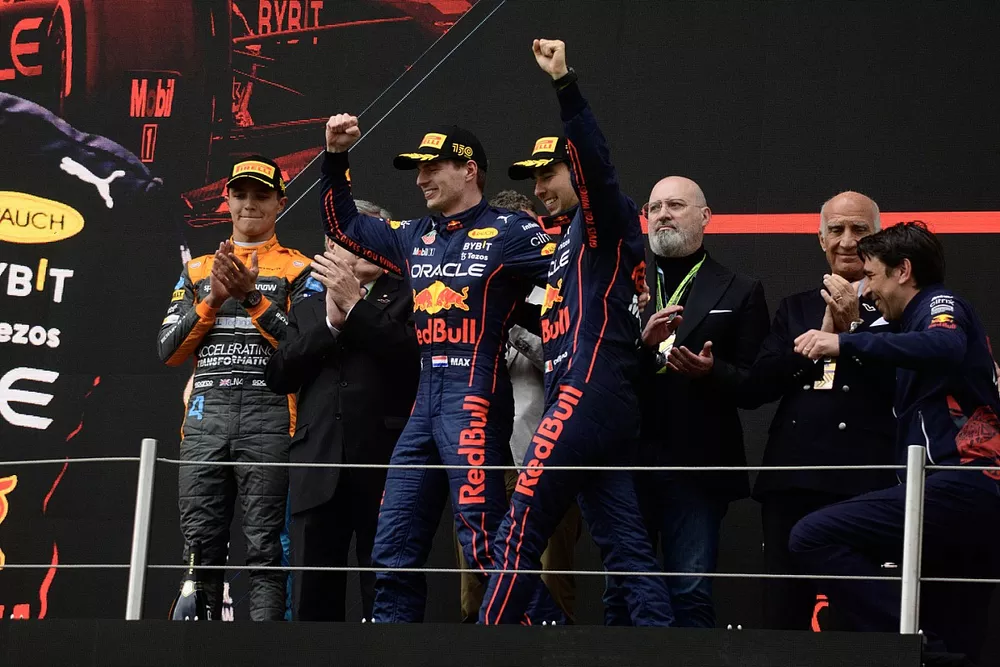 Podio: segundo lugar Sergio Pérez, Red Bull Racing, ganador Max Verstappen, Red Bull Racing, tercer lugar, Lando Norris, McLaren