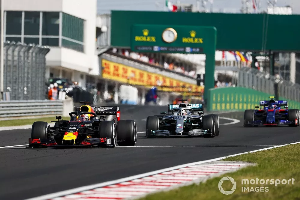 Max Verstappen, Red Bull Racing RB15, devant Lewis Hamilton, Mercedes AMG F1 W10, et Alexander Albon, Toro Rosso STR14