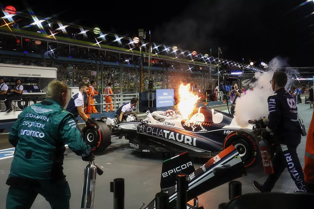 El coche de Pierre Gasly, AlphaTauri AT03, se incendia en los boxes