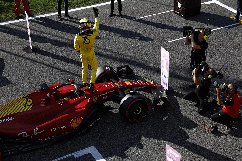 Charles Leclerc, Ferrari, festeggia sulla griglia di partenza dopo aver ottenuto la pole position