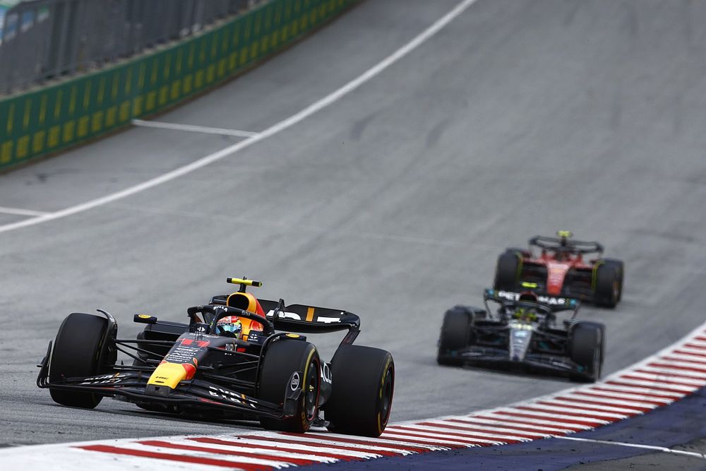 Sergio Pérez, Red Bull Racing RB19, Lewis Hamilton, Mercedes F1 W14, Carlos Sainz, Ferrari SF-23