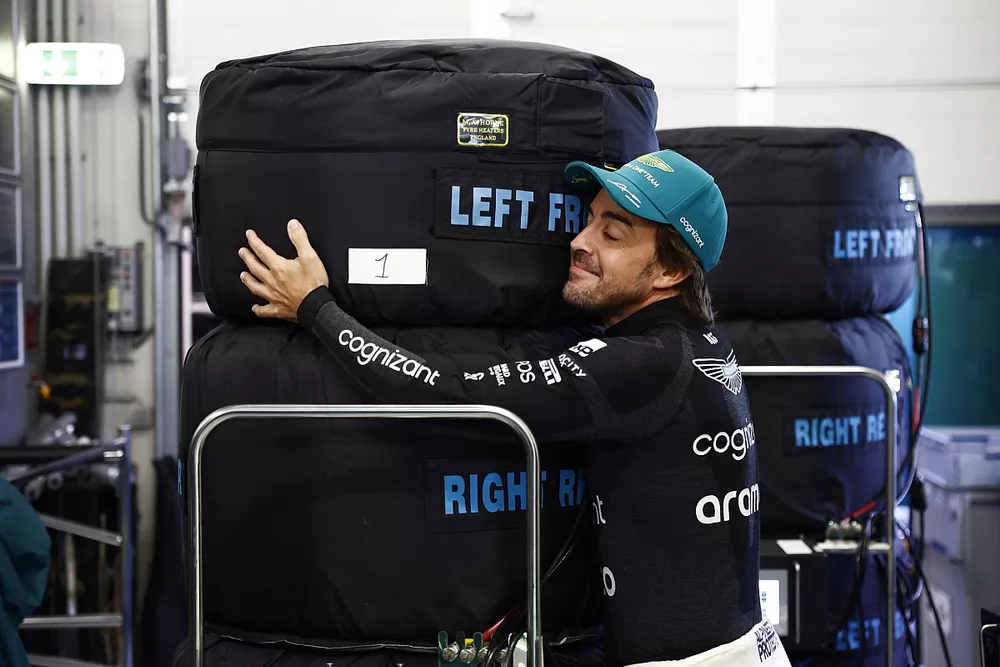 Fernando Alonso, Aston Martin F1 Team, abraza los neumáticos