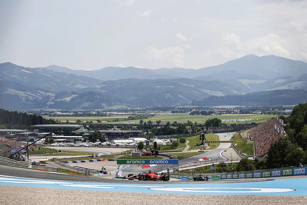 Charles Leclerc, Ferrari SF-23, Alex Albon, Williams FW45