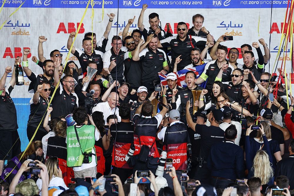 Sam Bird, Jaguar Racing, 2&ordf; posici&oacute;n, Mitch Evans, Jaguar Racing , 1&ordf; posici&oacute;n, James Barclay, Director del equipo, Jaguar TCS Racing, el equipo Jaguar TCS Racing celebra en el podio