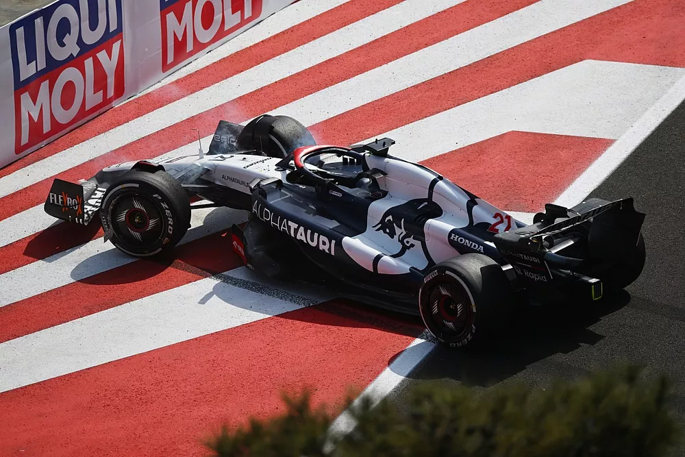 Nyck de Vries, AlphaTauri AT04, retires from the race