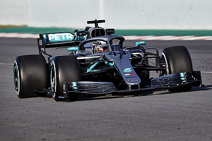 Mercedes: Торішня машина на тлі W10 - незграбна та недолуга