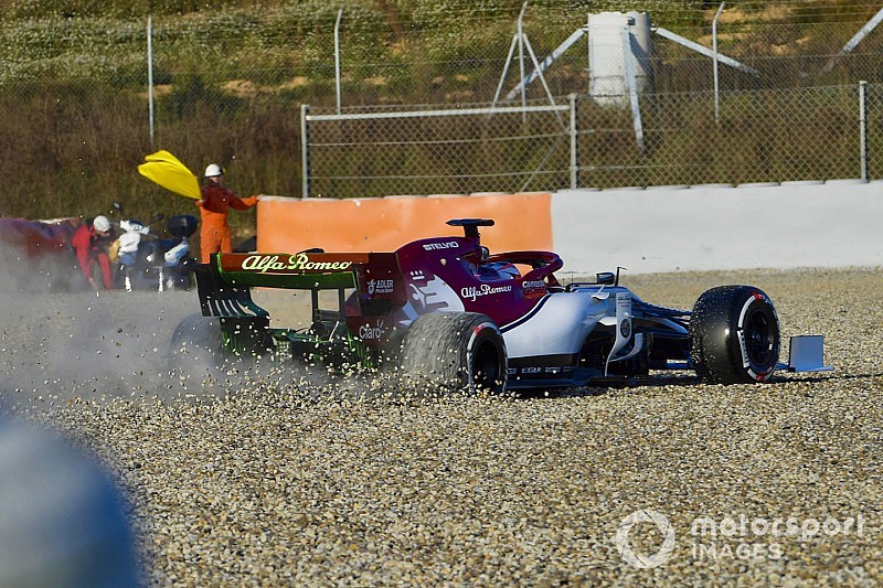 Fotogallery: Raikkonen esce di pista con l'Alfa Romeo C38 nei primo giorno di test di Barcellona