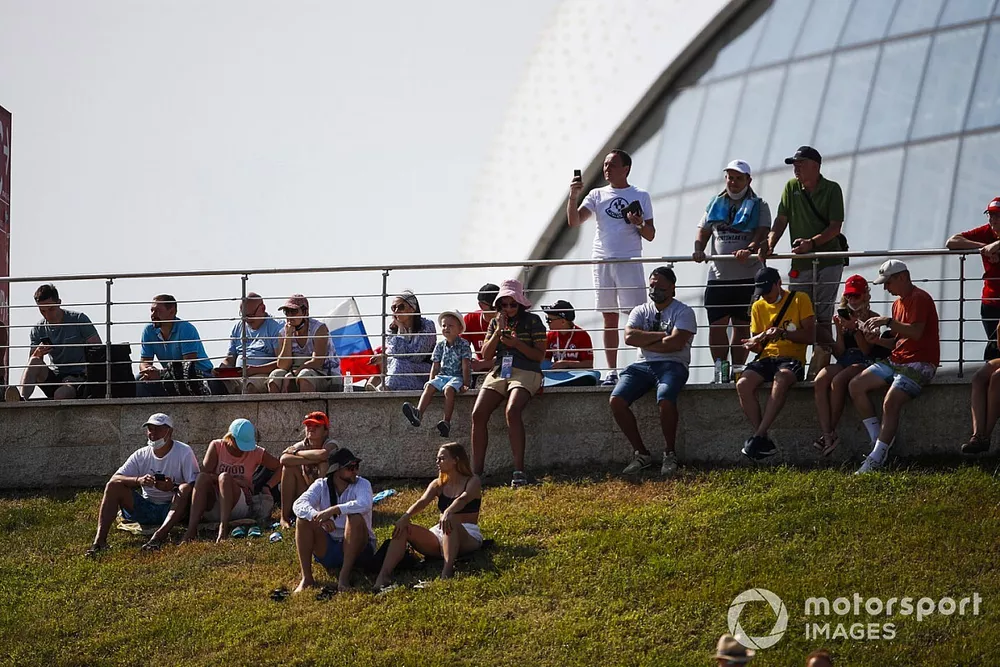 Des fans sur le c&ocirc;t&eacute; de la piste