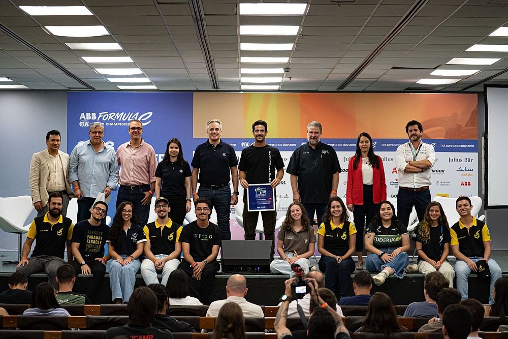 Lucas di Grassi, executivos e os estudantes de engenharia