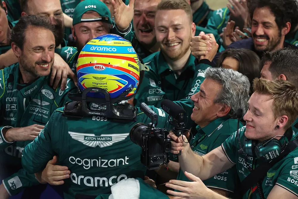 Fernando Alonso, Aston Martin F1 Team, celebran la tercera posici&oacute;n en Arabia Saud&iacute;