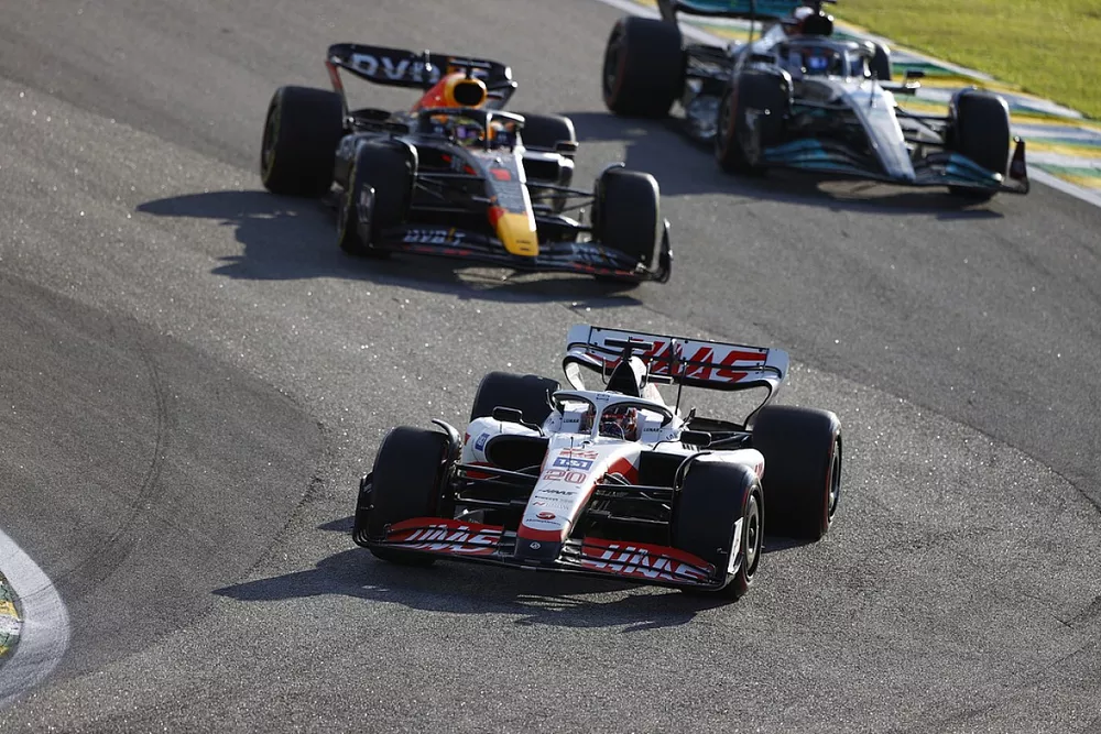 Kevin Magnussen, Haas VF-22, Max Verstappen, Red Bull Racing RB18, George Russell, Mercedes W13