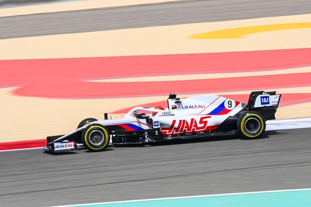 Nikita Mazepin in actie met de Haas VF-21 in Bahrein.