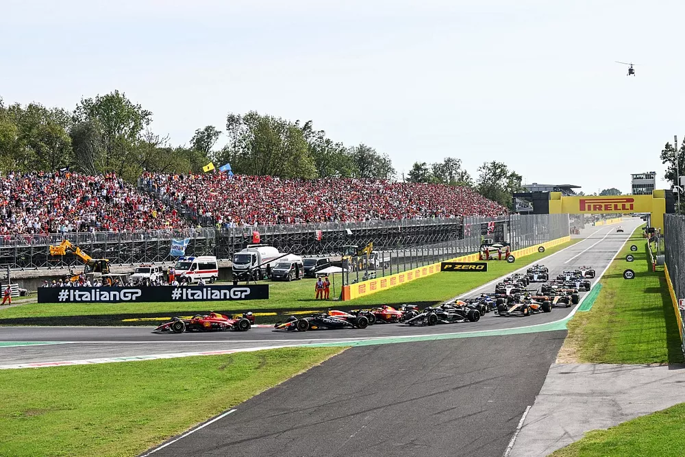 Carlos Sainz, Ferrari SF-23, Max Verstappen, Red Bull Racing RB19, Charles Leclerc, Ferrari SF-23, George Russell, Mercedes F1 W14, the rest of the field at the start