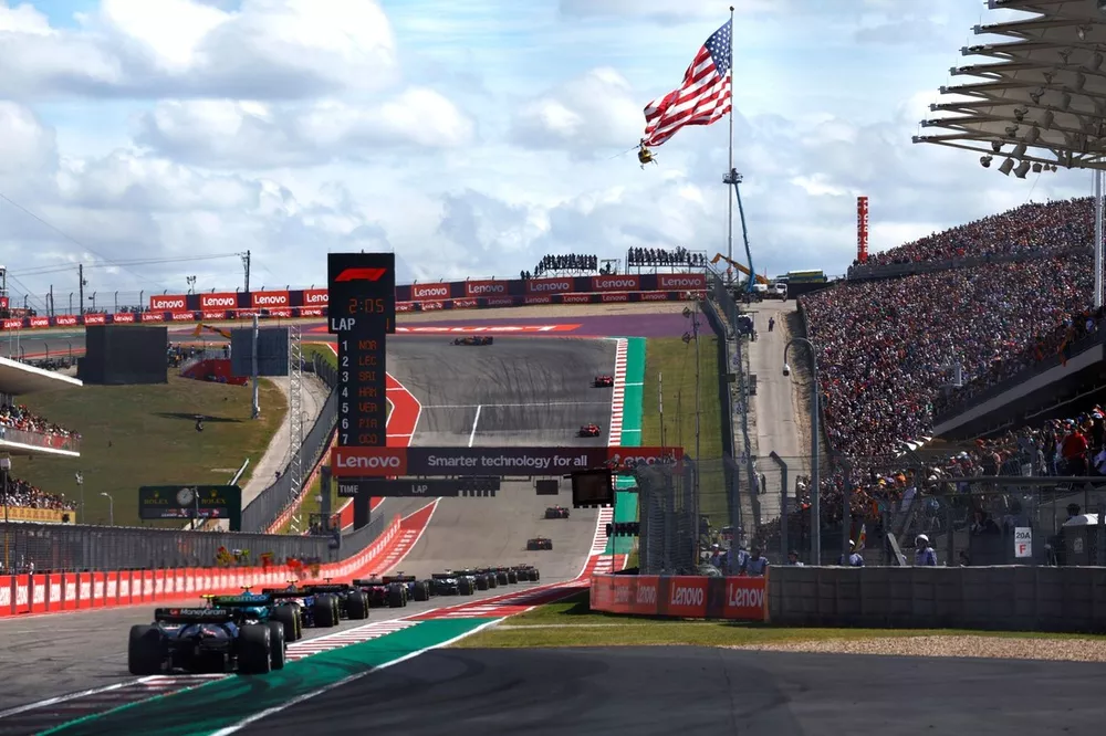 Logan Sargeant, Williams FW45, Fernando Alonso, Aston Martin AMR23, Nico Hulkenberg, Haas VF-23, chase the pack