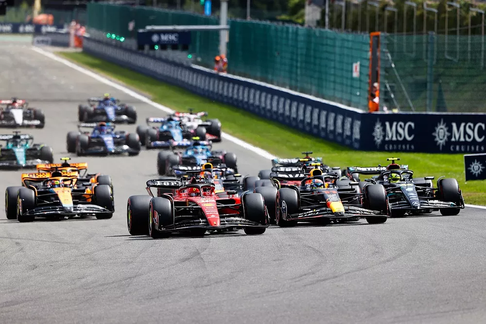 Charles Leclerc, Ferrari SF-23, Sergio Perez, Red Bull Racing RB19, Carlos Sainz, Ferrari SF-23, Lewis Hamilton, Mercedes F1 W14, Oscar Piastri, McLaren MCL60, Max Verstappen, Red Bull Racing RB19, the rest of the field at the start