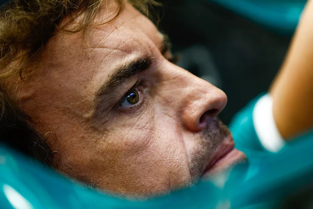 Fernando Alonso, Aston Martin F1 Team, en el cockpit