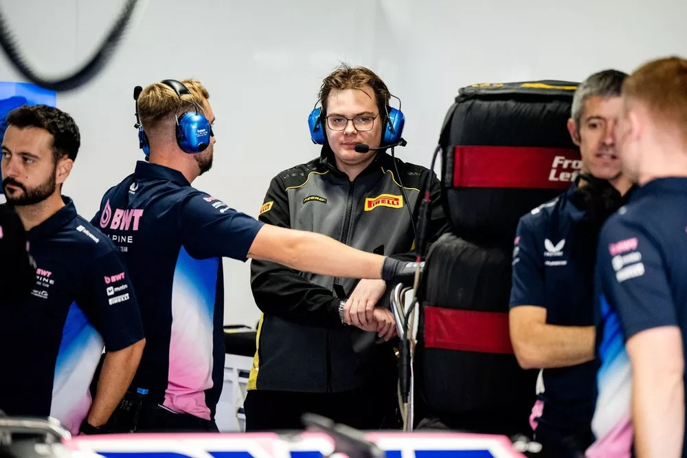 Miembro de Pirelli junto a mec&aacute;nicos de Alpine