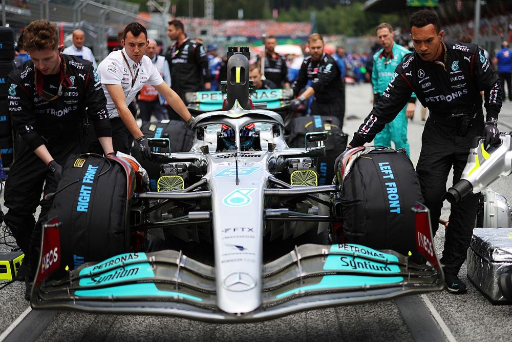 George Russell, Mercedes W13, llega a la parrilla