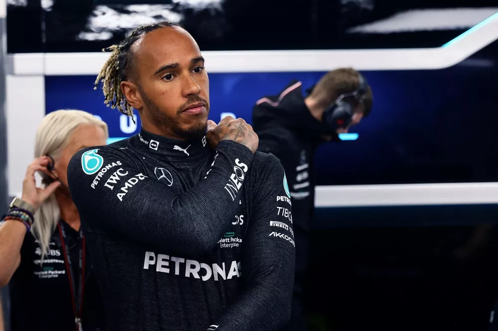 Lewis Hamilton, Mercedes-AMG, Angela Cullen, fisioterapeuta, Mercedes AMG, en el garaje del equipo