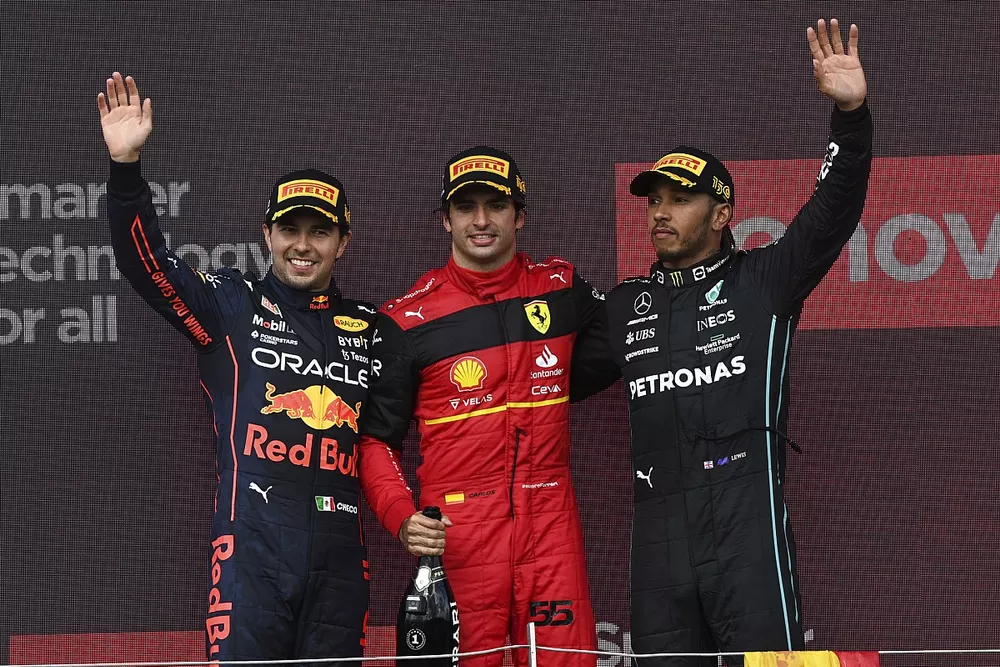 Podio: segundo lugar Sergio P&eacute;rez, Red Bull Racing, ganador Carlos Sainz, Ferrari, tercer lugar Lewis Hamilton, Mercedes-AMG